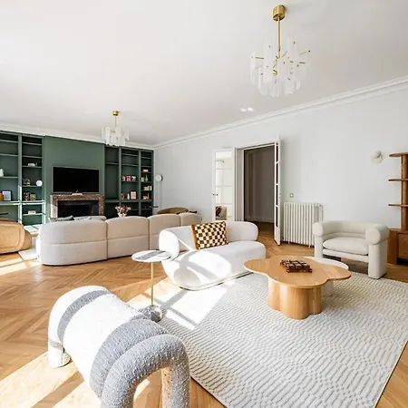 Daire Luxurious 4 Bedroom Apartment, La Muette *