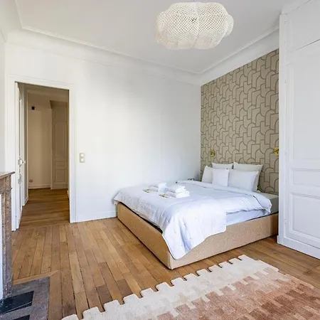 Luxurious 4 Bedroom Apartment, La Muette Apartment Paris